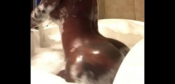  Sexy black girl twerking in the tub